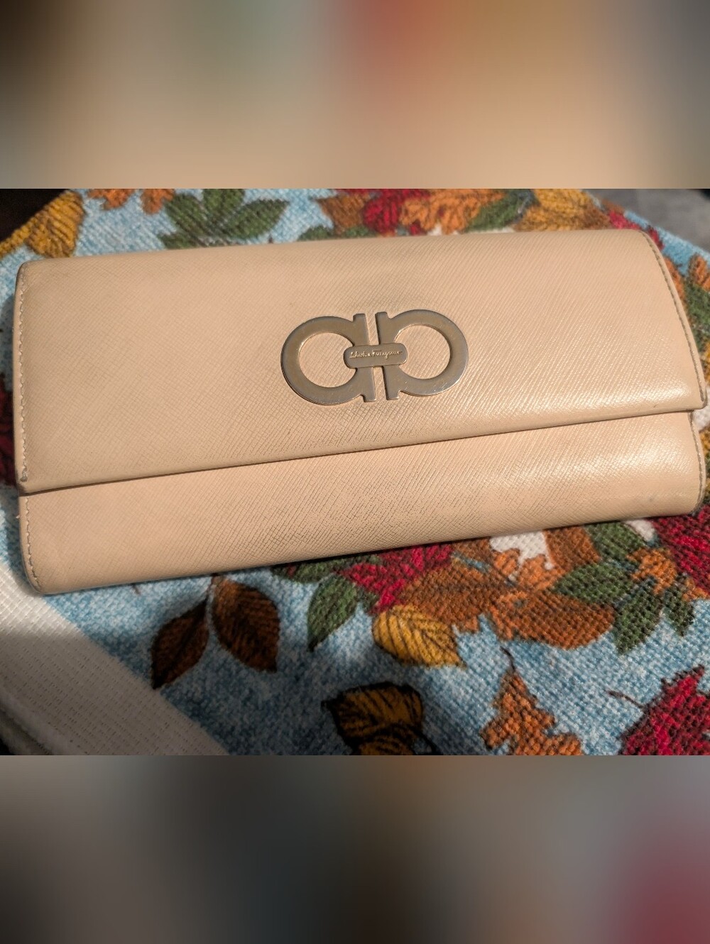 Salvatore Ferragamo Cream Leather Continental Wallet with Gold Hardware - Picture 4 of 6